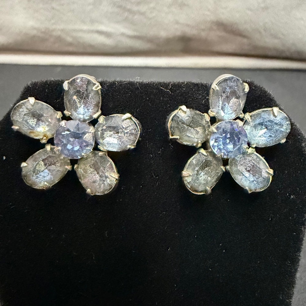 Floral Screw Back Earrings Women OS Grey Lavender Vintage‎ Costume Jewelry